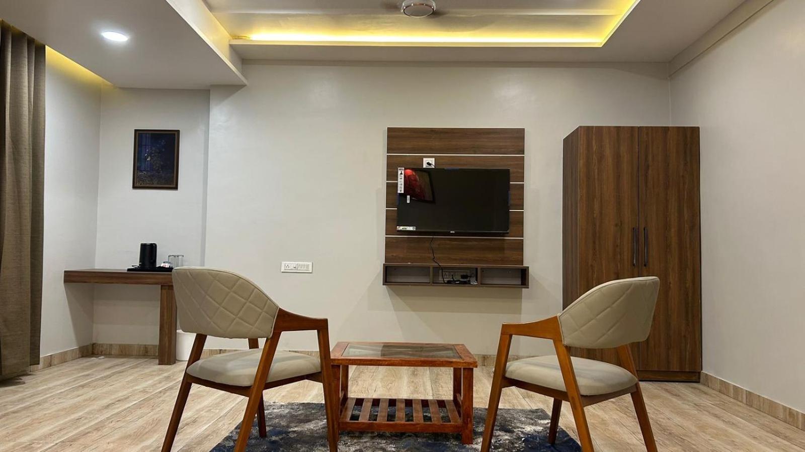 Hotel Holiday Icon Dwarka  Exterior photo