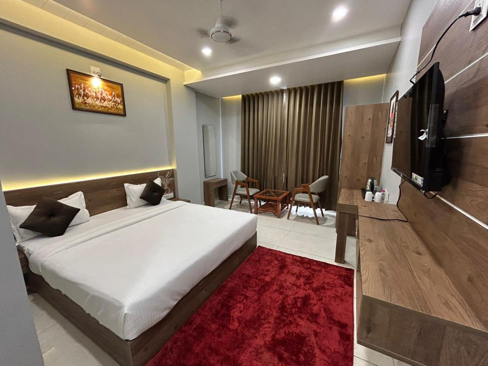 Hotel Holiday Icon Dwarka  Exterior photo